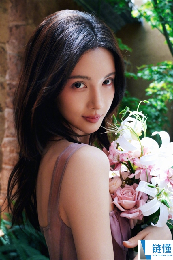 演员金晨被曝闯祸逃逸让助理顶包 交警回应：正在核实