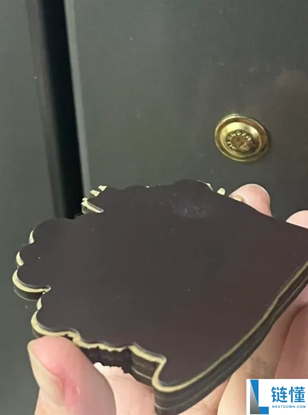 冰箱贴会把冰箱门压坏？并不会 但有一种贴法真的伤冰箱