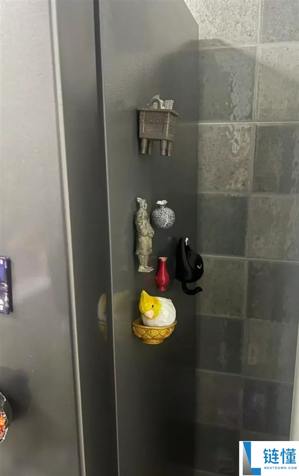 冰箱贴会把冰箱门压坏？并不会 但有一种贴法真的伤冰箱