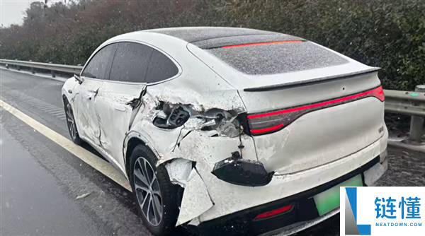 冰雪路面松开方向盘任由智驾代开 侧滑后撞大货车和护栏