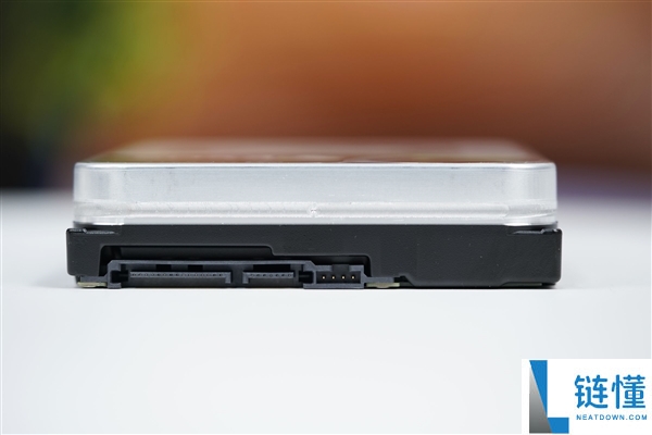 终究辞别SMR叠瓦盘,希捷银河Exos 32TB硬盘图赏