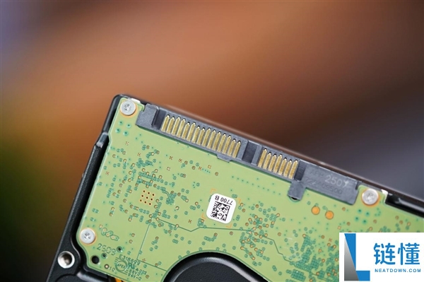 终究辞别SMR叠瓦盘,希捷银河Exos 32TB硬盘图赏