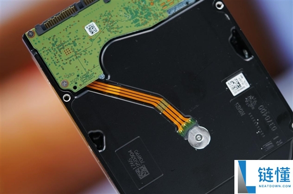 终究辞别SMR叠瓦盘,希捷银河Exos 32TB硬盘图赏