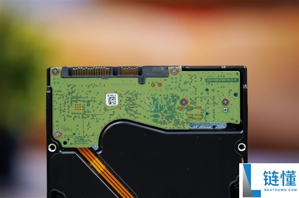 终究辞别SMR叠瓦盘,希捷银河Exos 32TB硬盘图赏