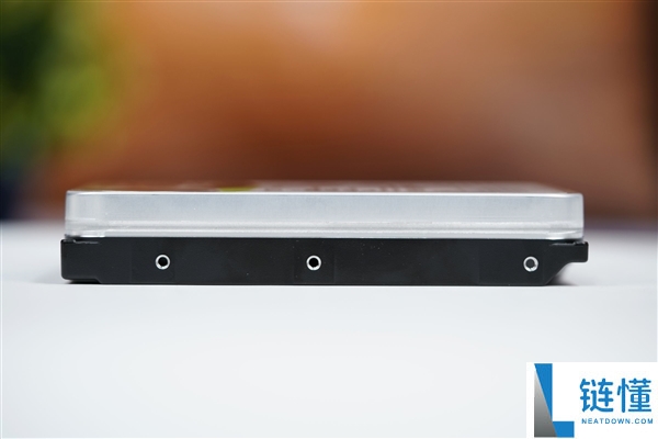 终究辞别SMR叠瓦盘,希捷银河Exos 32TB硬盘图赏