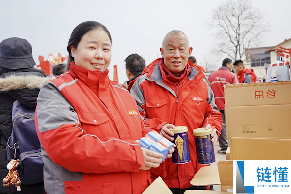 五险一金缴满17 年,快递老哥退休 女儿：我也要在京东干到退休