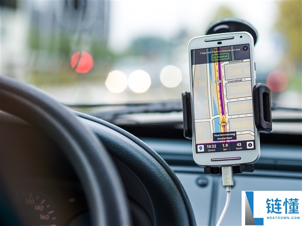 男子搭乘无人出租车 行李未掏出车就跑了,客服回应