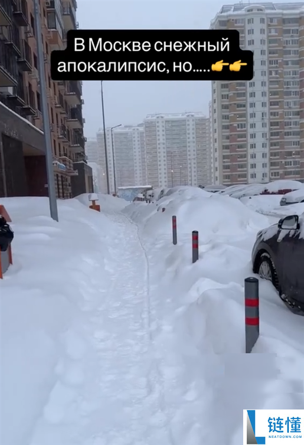 莫斯科遭受近200年来最强降雪：街道车辆全被埋在雪里