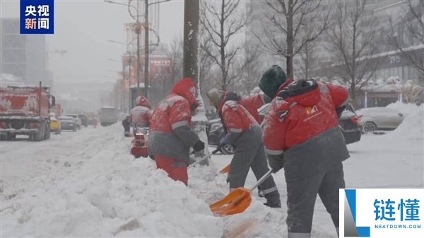 莫斯科遭受近200年来最强降雪：街道车辆全被埋在雪里