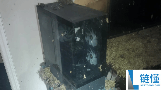 国外玩家家里突发大火屋顶坍塌,电脑居然一点没事