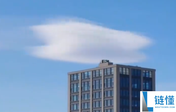 北京天空呈现巧妙荚状云 酷似飞碟