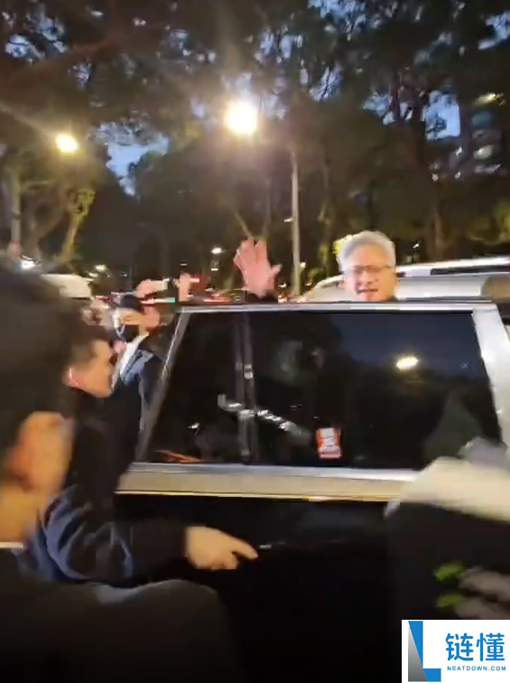 黄仁勋换车了,疾驰迈巴赫GLS 600双拼色车身、大饼轮毂霸气侧露