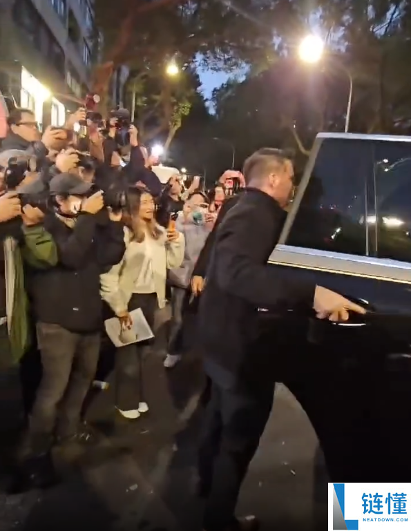 黄仁勋换车了,疾驰迈巴赫GLS 600双拼色车身、大饼轮毂霸气侧露