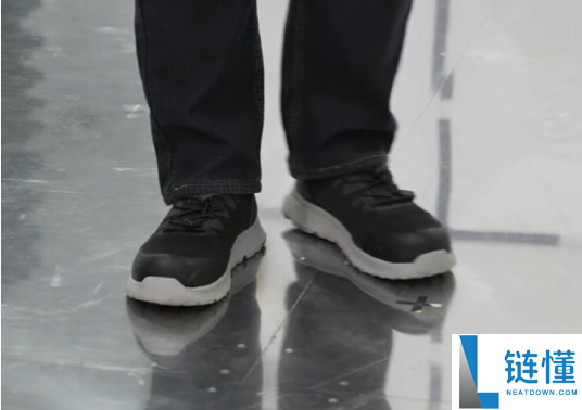 雷军穿劳保鞋做直播出圈,网友建议转行带货中年人服饰 身姿被夸曼妙