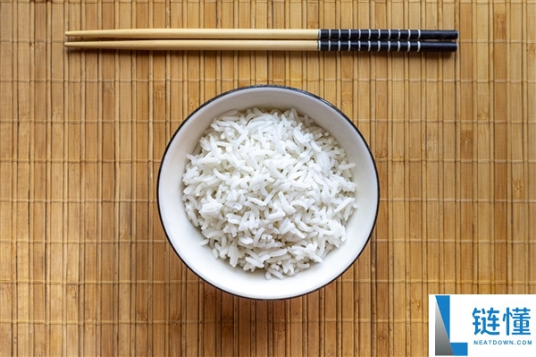 老板请工人及家眷吃团年饭来了2千人：再加20桌 热烈一下