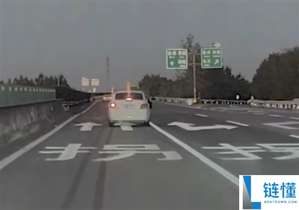 错过路口就地泊车致5车连撞,女司机：我不是有心的 一年只上一两次高速