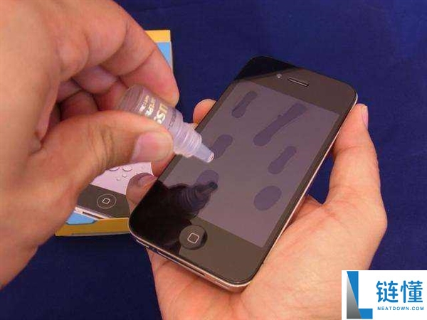 揭秘什么手机膜用久了 点几下就脏