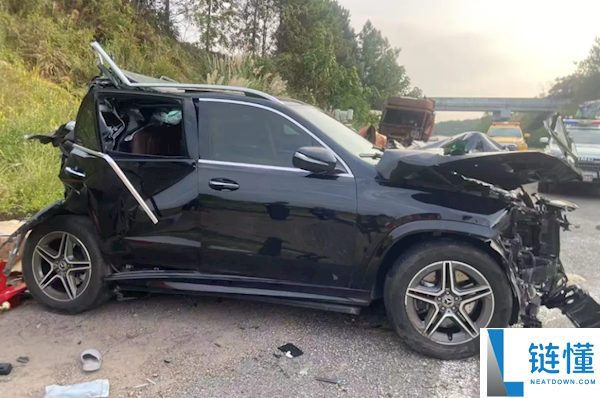 疾驰GLE高速错过路口泊车 致2死3重伤,车主质疑气囊不弹