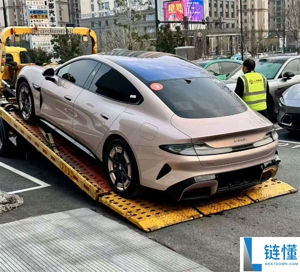 22.99万起售 全新小米SU7流金粉实车暴光：女车主又要暴增了