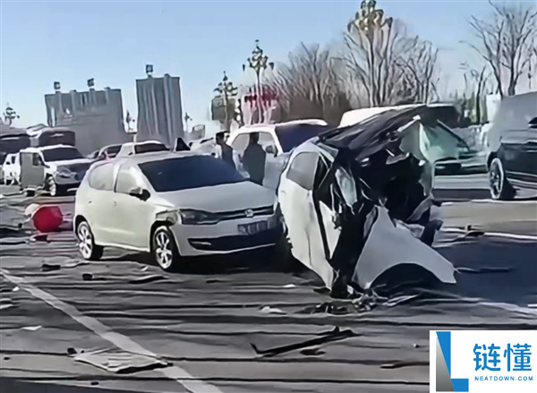 鄂尔多斯一疾驰轿车高速撞电线杆后崩溃 官方传递：驾驶员死亡