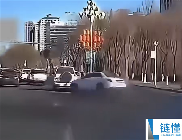 鄂尔多斯一疾驰轿车高速撞电线杆后崩溃 官方传递：驾驶员死亡