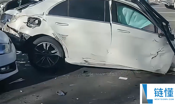 鄂尔多斯一疾驰轿车高速撞电线杆后崩溃 官方传递：驾驶员死亡