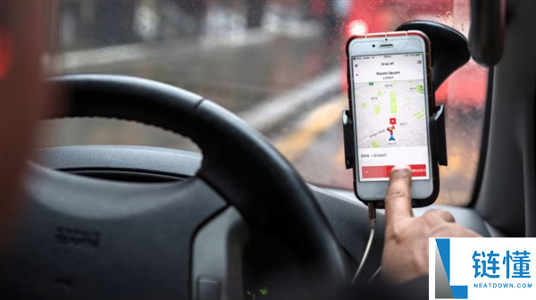 网约车乘客睡醒后被吓懵：司机和她一块睡着了 车停马路中心