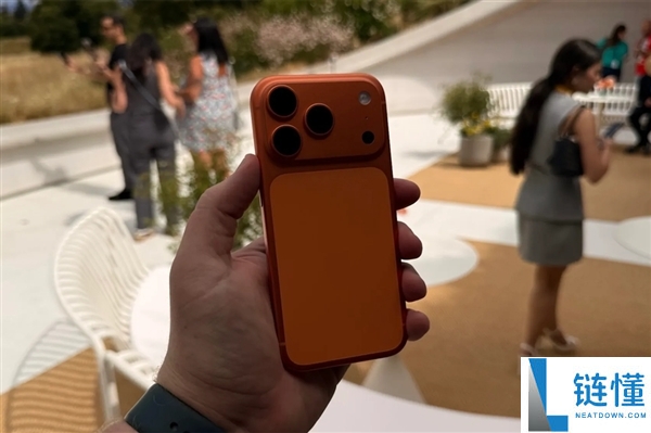 仍是熟习的滋味 iPhone 18系列外观出炉：横向大矩阵镜组+小灵动岛