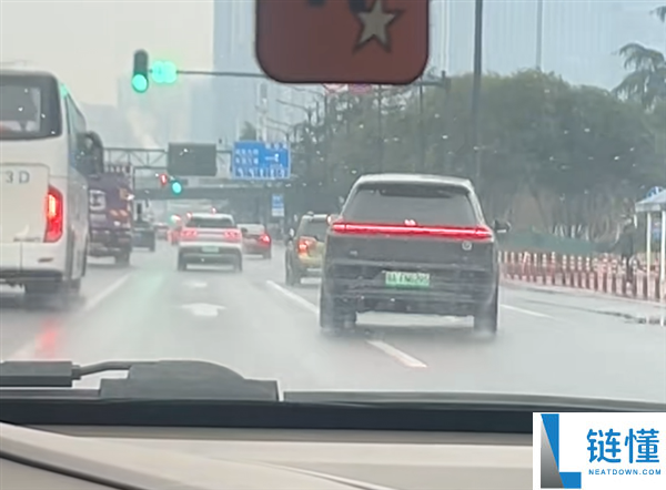 一新动力车蛇形走位遭告发,网友一对账发现是惯犯 刚被交警处分过