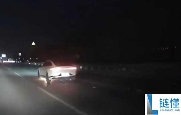 长安启源A07底盘掉落火星,后方车辆追逐提示 司机下车后车辆起火