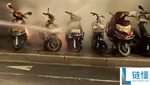 惨烈,男孩点鞭炮扔后备箱引燃大火：多车无辜遭殃烧成废铁