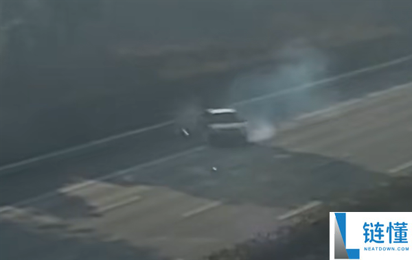 高速爆胎后猛踩刹车,小车扭转漂移撞上护栏 司机：车子平常很少开