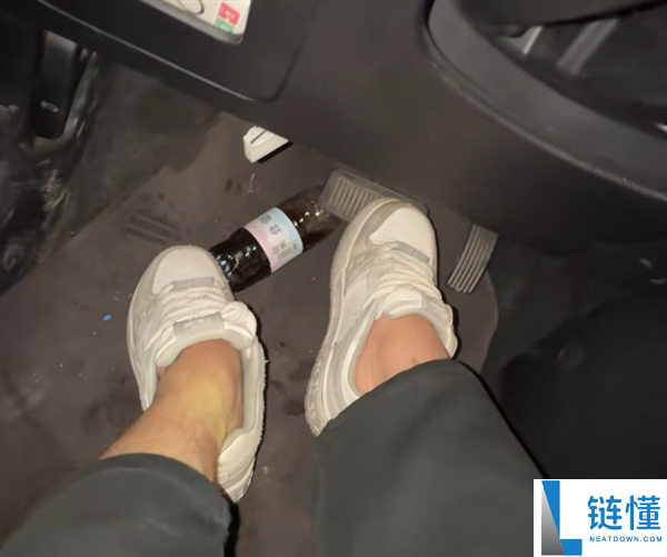 春运开车水瓶别放车门槽,男人亲历水瓶卡住刹车险酿车祸