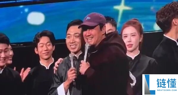 泡泡玛特年会沈腾现身抽大奖 开创人王宁打咏春拳 李诞现场表达