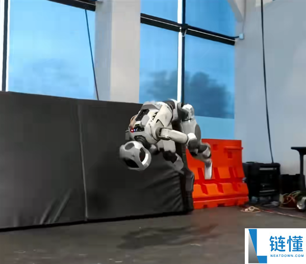 波士顿动力人形机械人进化太神速：Atlas已学会一连空翻