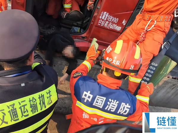 为难：男人跳车自救被卡20米地面 头朝下命悬一线