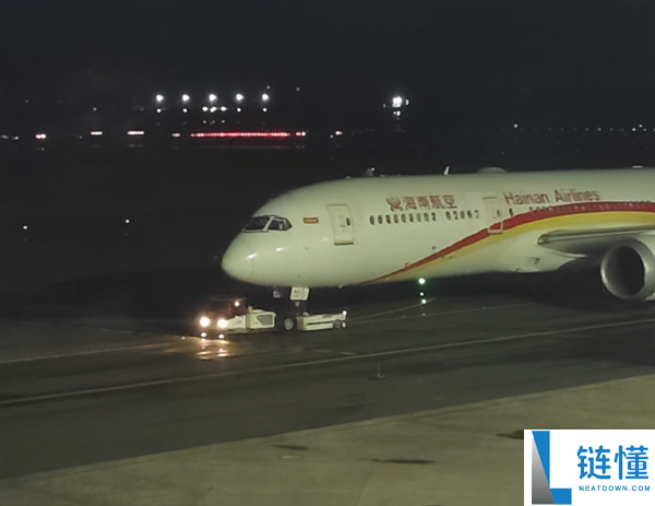 海航客机玻璃分裂 从9千米地面直降到3千米放油出航,乘客历经3次延迟终回国