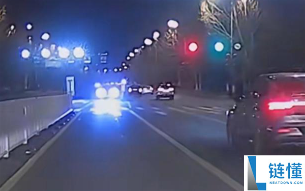 大快人心,对向小车狂闪远光灯挑战 警车途经直接截停
