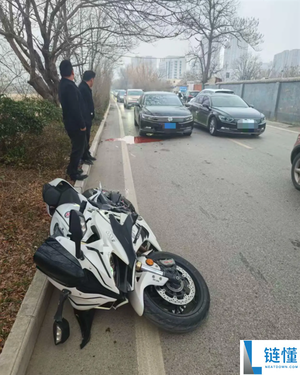 哥哥骑摩托被后车追尾倒地不起 妹妹误认为冷却液是血放声大哭
