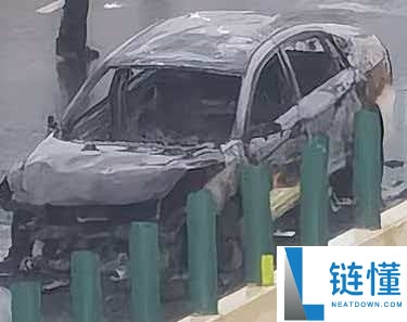 南宁两车疾速路上追尾：电动车燃起熊熊大火 幸无人员伤亡