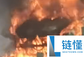 南宁两车疾速路上追尾：电动车燃起熊熊大火 幸无人员伤亡