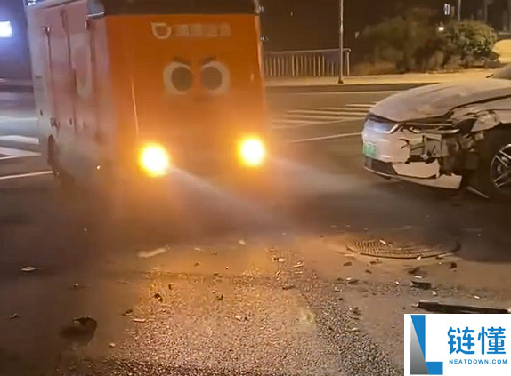 两台轿车相撞碎片散落一地 无人驾驶送货车放着歌华美途经