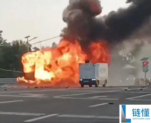 两台轿车相撞碎片散落一地 无人驾驶送货车放着歌华美途经
