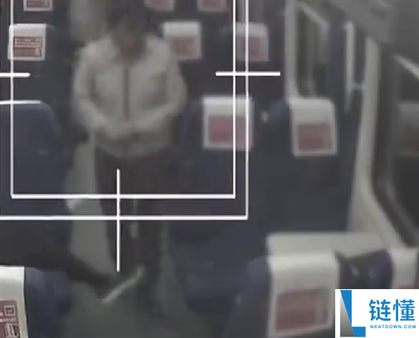 一觉睡醒8000元手机被偷,小偷将其藏在火车茅厕渣滓桶