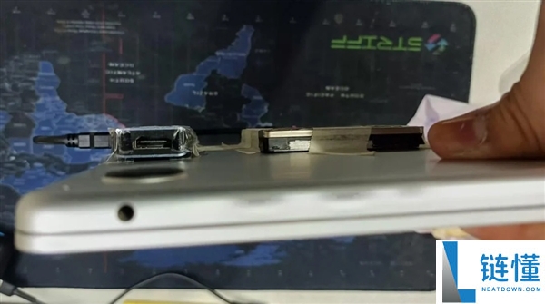 辣眼睛,为省固态钱MacBook Air“漂亮”改装：胶带硬粘外挂SATA硬盘