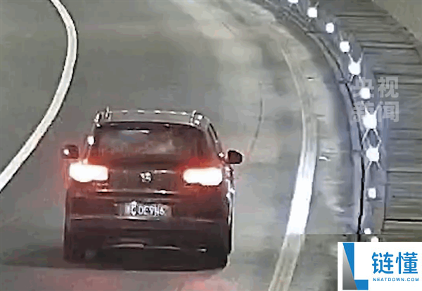 小车隧道内抛锚 20秒后被货车追尾,交警一通电话救下四小我