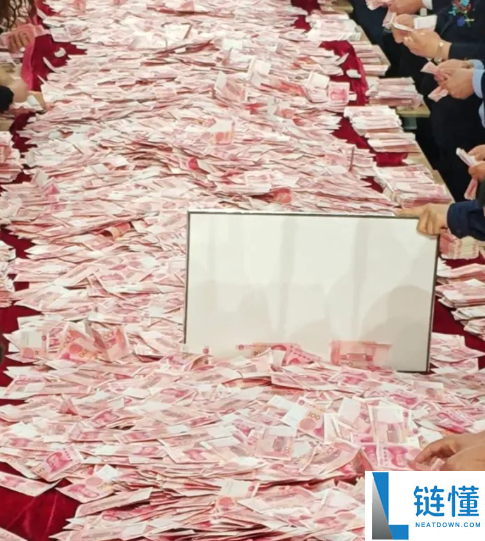 河南一公司年会变大型数钱现场,员工领钱数了近10万：手都抽筋了
