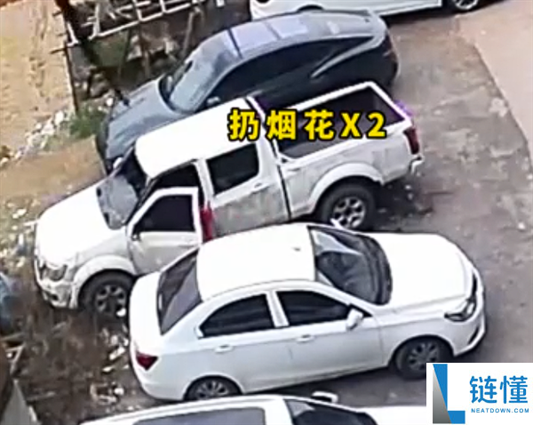 相似的事每年都发作 男孩屡次向车内扔烟花致3辆车受损：消防提示