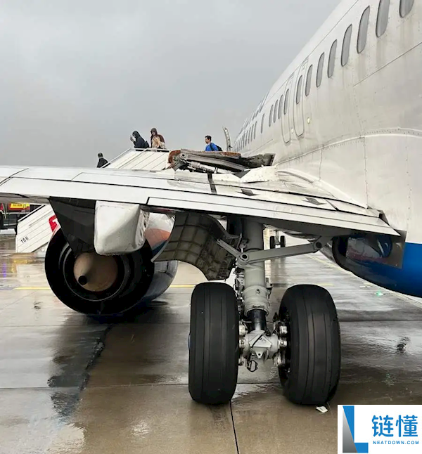 一波音737客机滑行中“断腿”：机翼顶穿、发起机砸地
