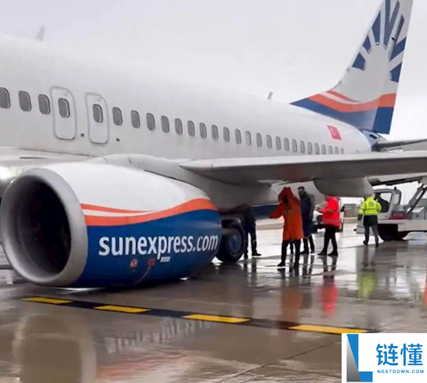 一波音737客机滑行中“断腿”：机翼顶穿、发起机砸地